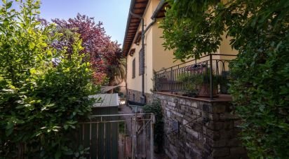 Casale 10 locali di 480 m² in Campi Bisenzio (50013)