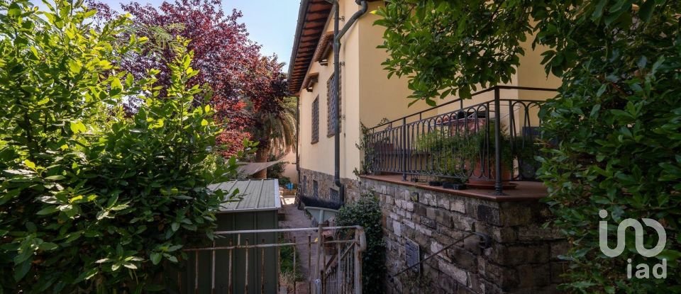 Casale 10 locali di 480 m² in Campi Bisenzio (50013)