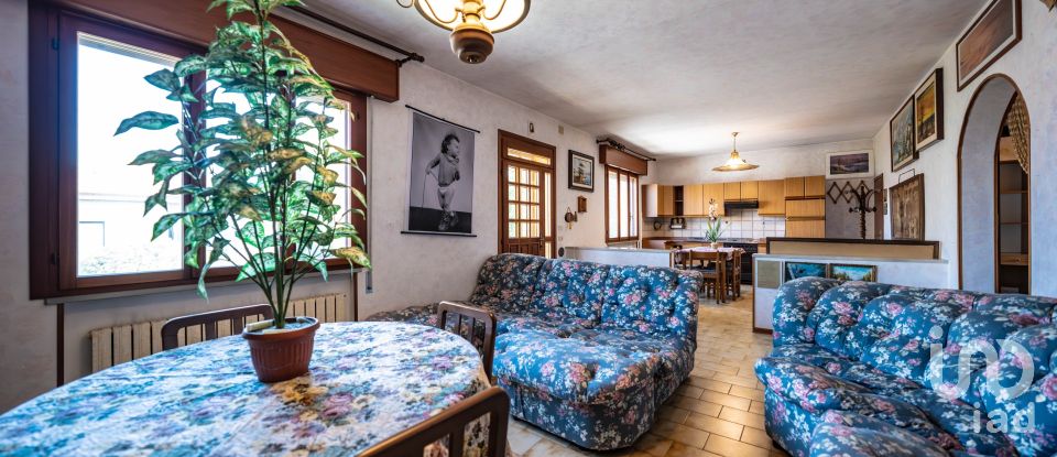 House 2 rooms of 215 m² in Argenta (44011)