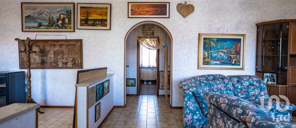 House 2 rooms of 215 m² in Argenta (44011)