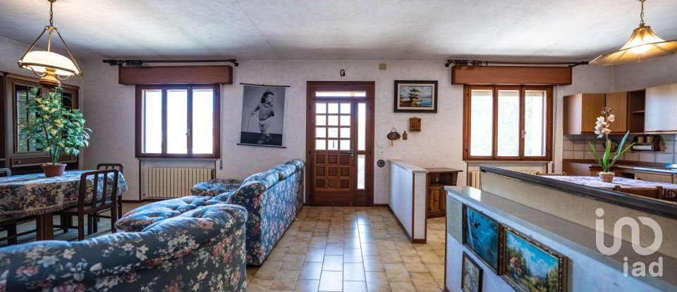 House 2 rooms of 215 m² in Argenta (44011)