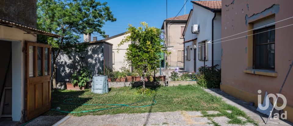 House 2 rooms of 215 m² in Argenta (44011)