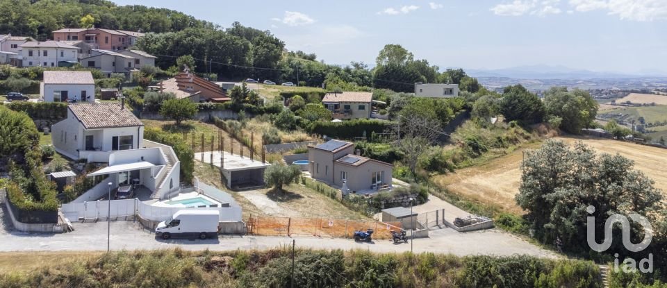 Land of 871 m² in Offagna (60020)