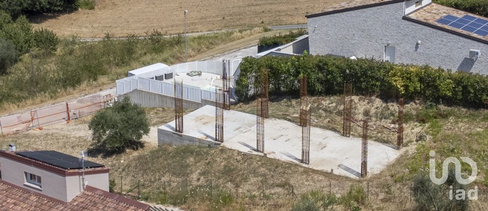 Land of 871 m² in Offagna (60020)