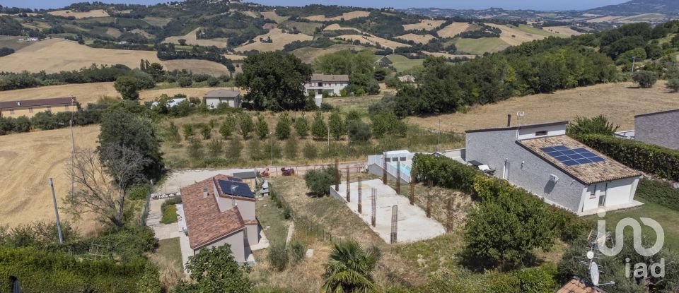 Land of 871 m² in Offagna (60020)