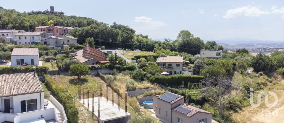 Land of 871 m² in Offagna (60020)