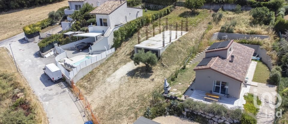 Land of 871 m² in Offagna (60020)