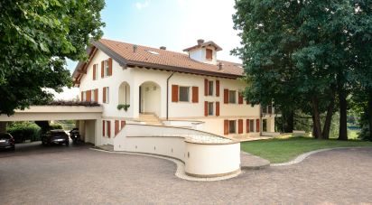 Casale 25 locali di 482 m² in Monticello Brianza (23876)
