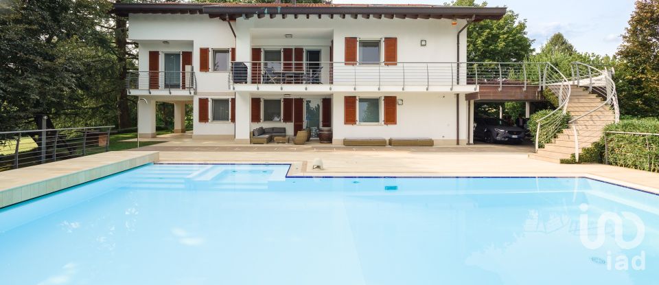 Casale 25 locali di 482 m² in Monticello Brianza (23876)