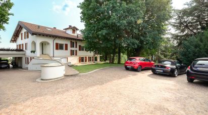 Casale 25 locali di 482 m² in Monticello Brianza (23876)