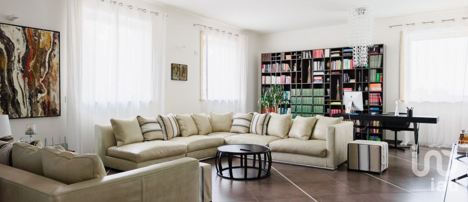 Casale 25 locali di 482 m² in Monticello Brianza (23876)