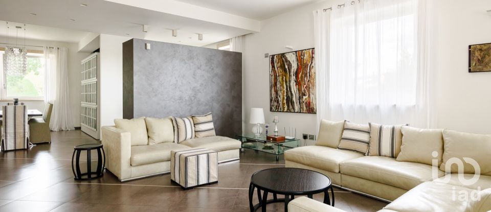 Casale 25 locali di 482 m² in Monticello Brianza (23876)