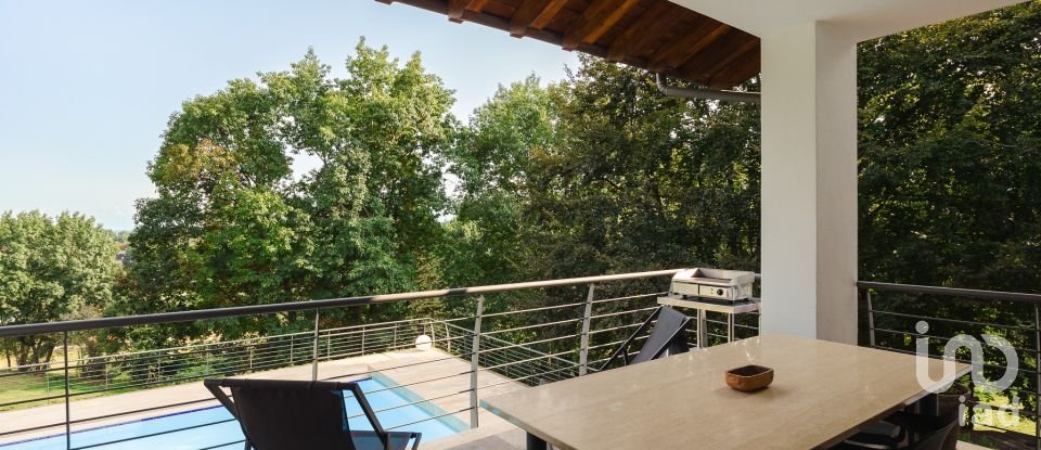 Casale 25 locali di 482 m² in Monticello Brianza (23876)