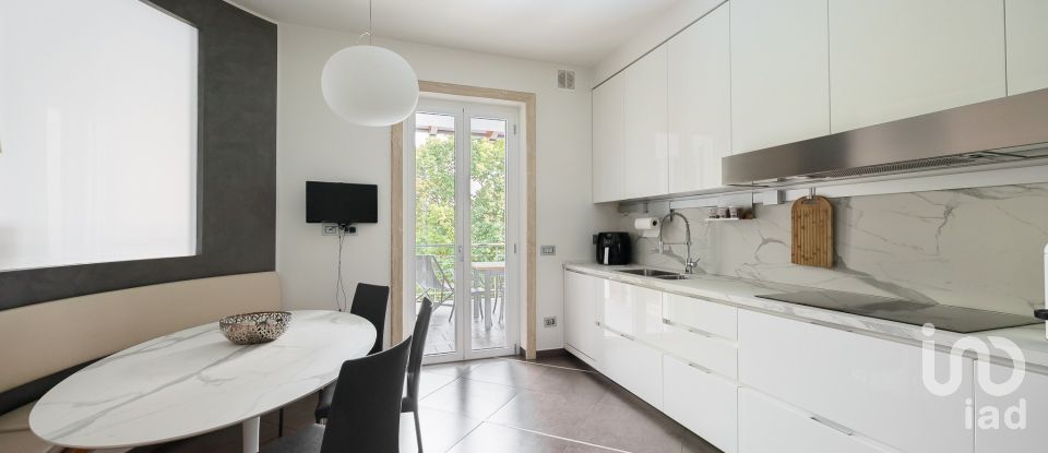 Casale 25 locali di 482 m² in Monticello Brianza (23876)