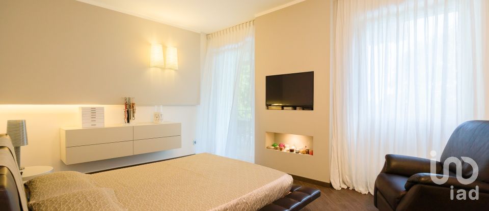 Casale 25 locali di 482 m² in Monticello Brianza (23876)