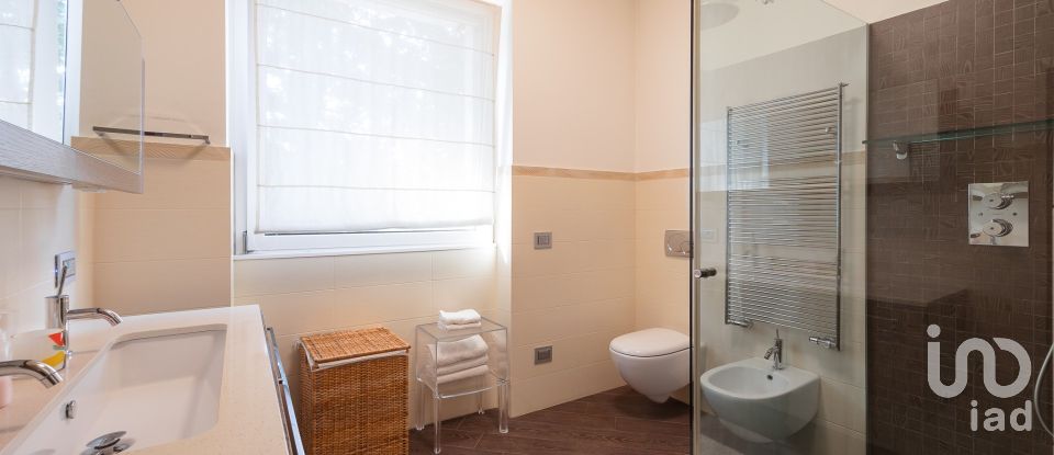 Casale 25 locali di 482 m² in Monticello Brianza (23876)