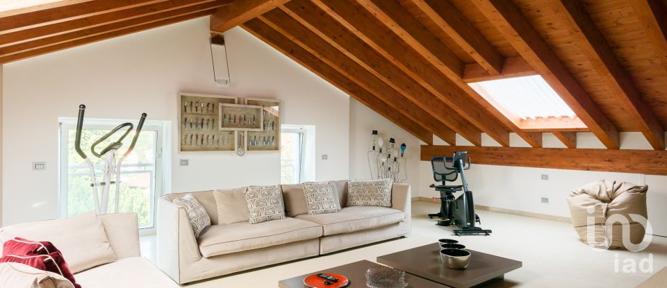 Casale 25 locali di 482 m² in Monticello Brianza (23876)