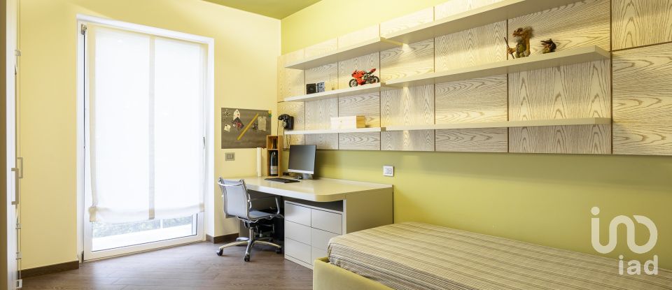 Casale 25 locali di 482 m² in Monticello Brianza (23876)