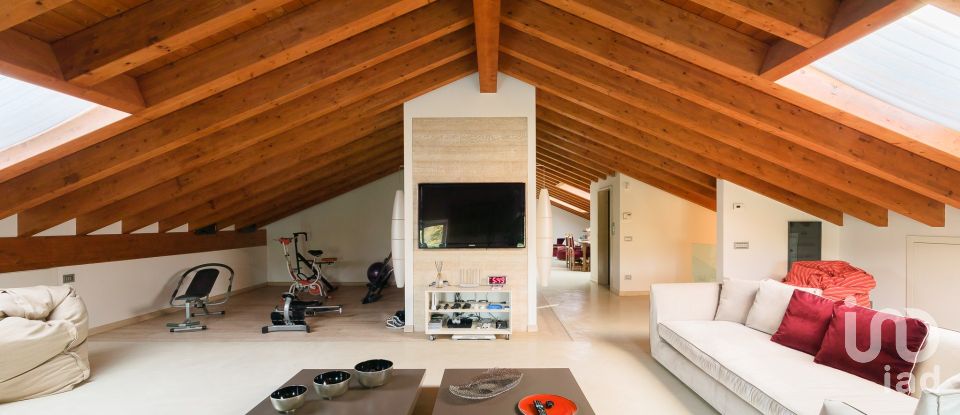 Casale 25 locali di 482 m² in Monticello Brianza (23876)