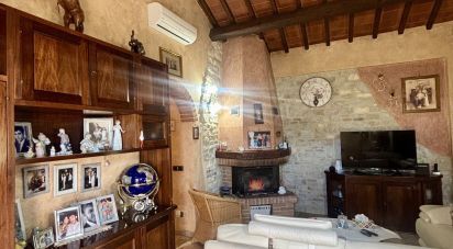 Casale 5 locali di 140 m² in Poggibonsi (53036)