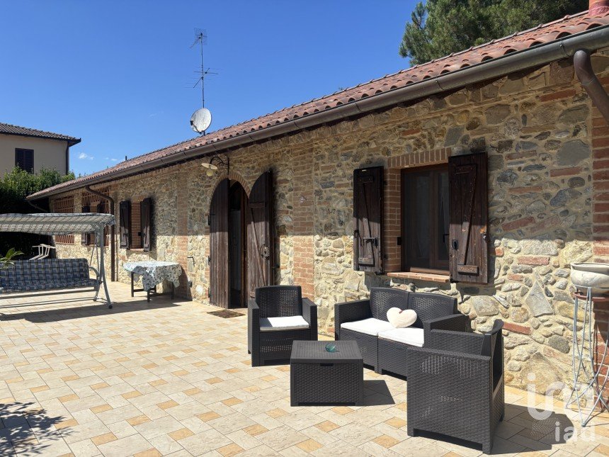 Casale 5 locali di 140 m² in Poggibonsi (53036)