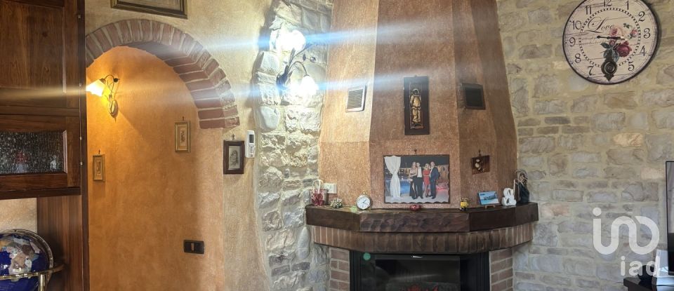 Casale 5 locali di 140 m² in Poggibonsi (53036)