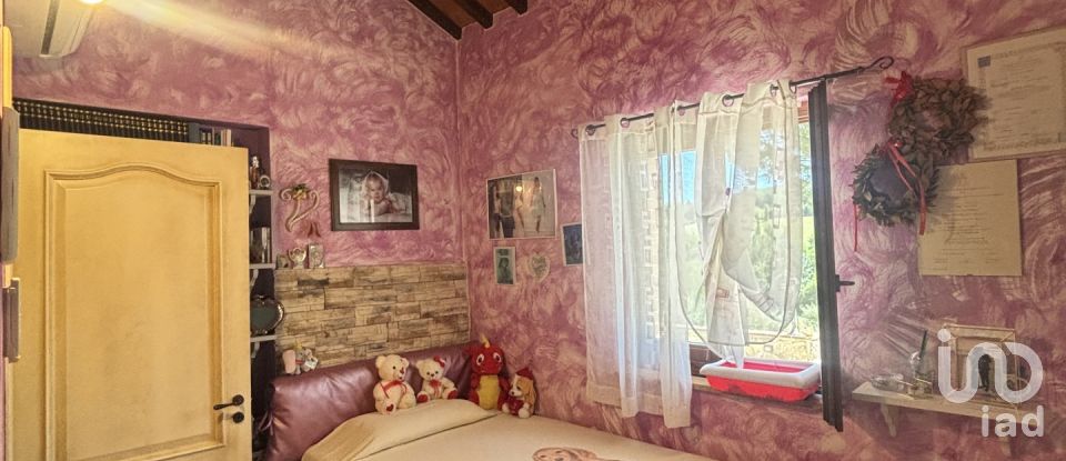 Casale 5 locali di 140 m² in Poggibonsi (53036)