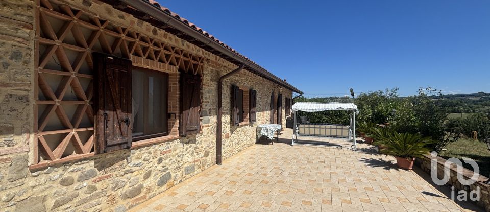 Casale 5 locali di 140 m² in Poggibonsi (53036)