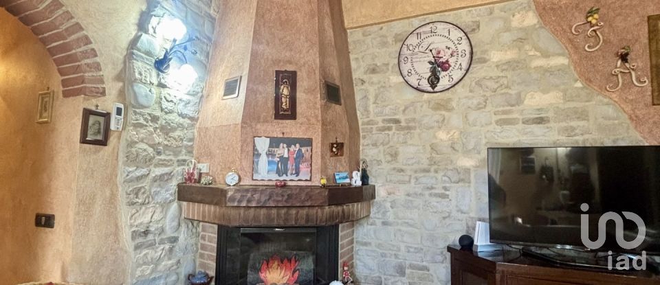 Casale 5 locali di 140 m² in Poggibonsi (53036)