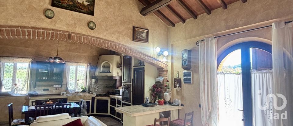 Casale 5 locali di 140 m² in Poggibonsi (53036)