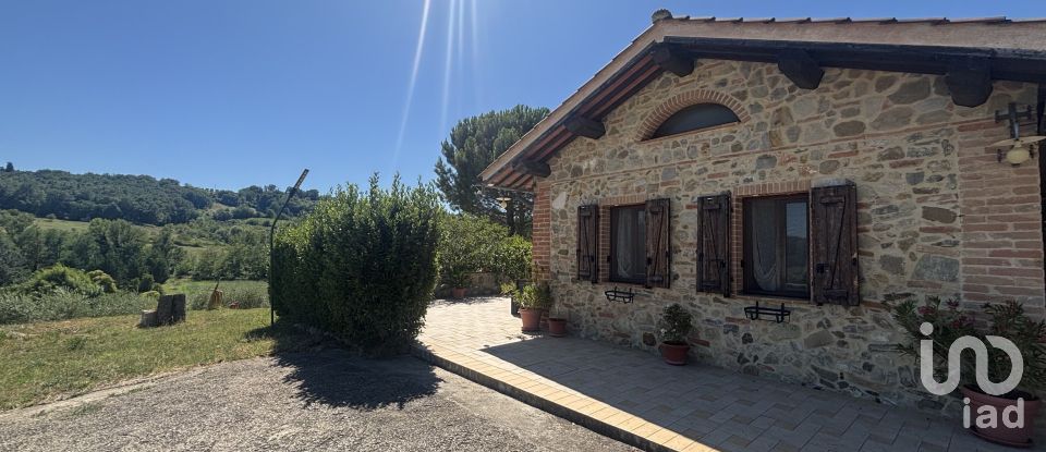 Casale 5 locali di 140 m² in Poggibonsi (53036)