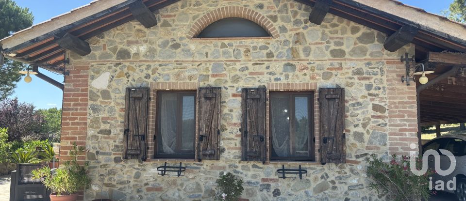 Casale 5 locali di 140 m² in Poggibonsi (53036)