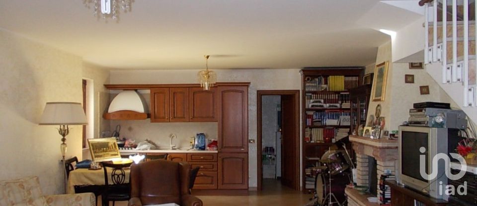 House 12 rooms of 160 m² in Roma (00132)