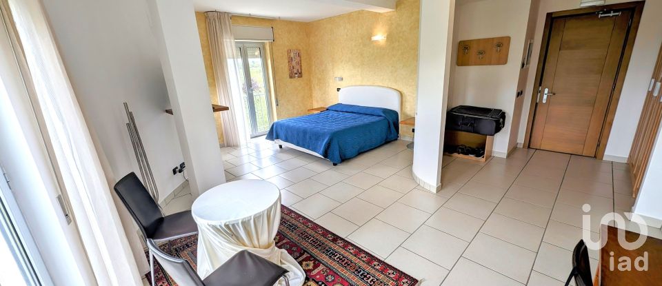 Hotel-ristorante di 1.200 m² in Bugnara (67030)