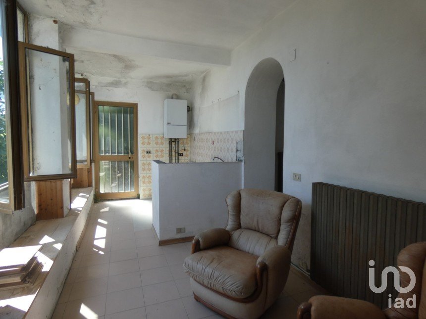 Apartment 5 rooms of 60 m² in Carro (19012)