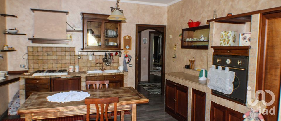 Casa indipendente / Villa 9 locali di 240 m² in Dego (17058)