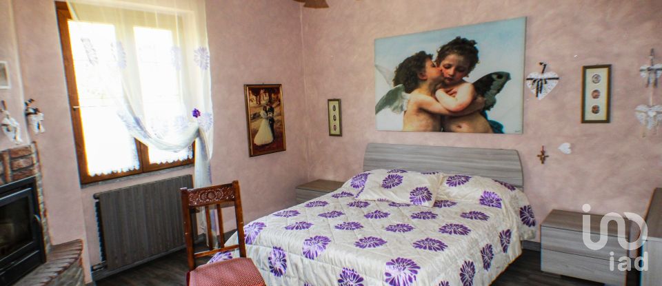 Casa indipendente / Villa 9 locali di 240 m² in Dego (17058)