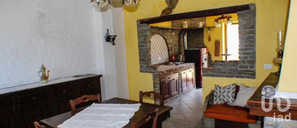 Casa indipendente / Villa 9 locali di 240 m² in Dego (17058)