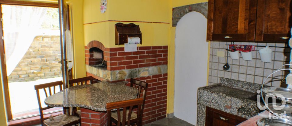 Casa indipendente / Villa 9 locali di 240 m² in Dego (17058)