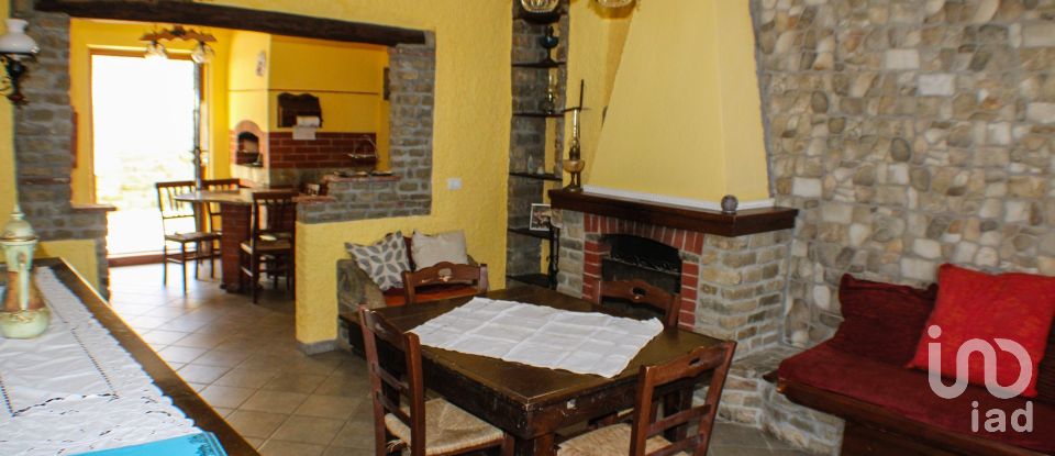 Casa indipendente / Villa 9 locali di 240 m² in Dego (17058)