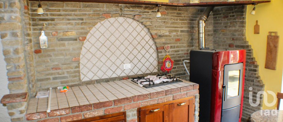 Casa indipendente / Villa 9 locali di 240 m² in Dego (17058)