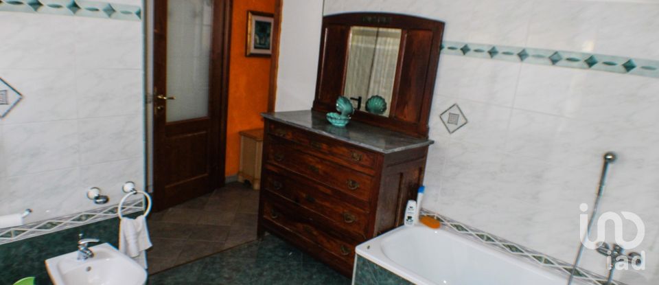 Casa indipendente / Villa 9 locali di 240 m² in Dego (17058)