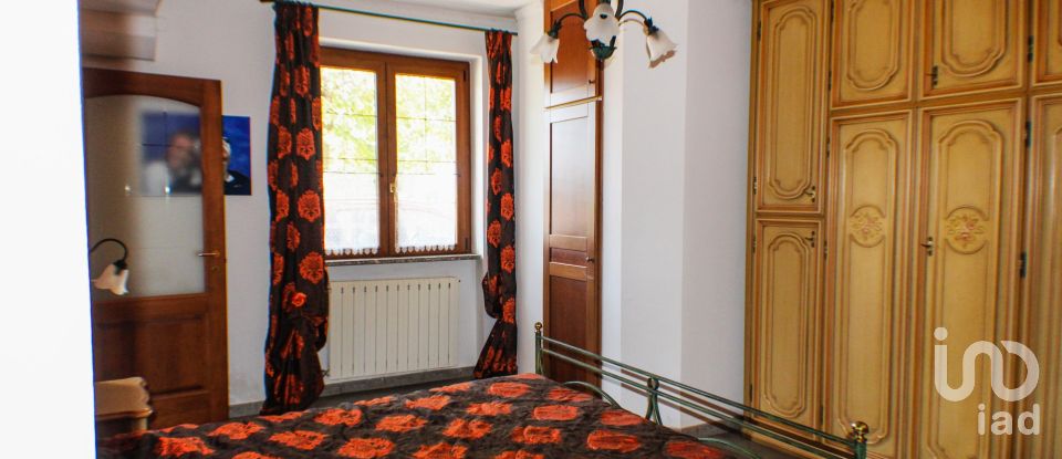 Casa indipendente / Villa 9 locali di 240 m² in Dego (17058)