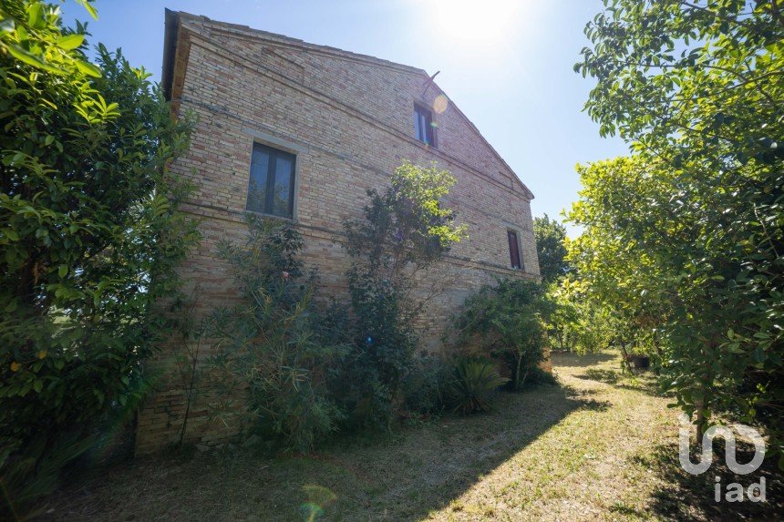 House 4 rooms of 129 m² in Treia (62010)