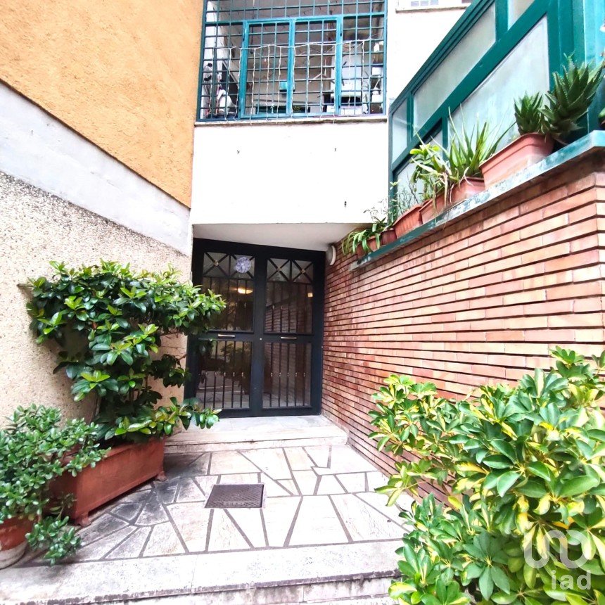 Appartamento 5 locali di 107 m² a Roma (00139)