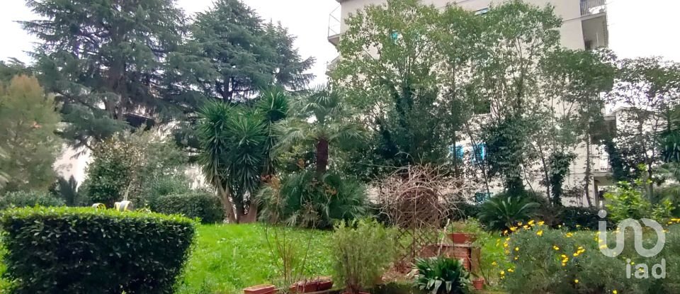 Appartamento 5 locali di 107 m² a Roma (00139)