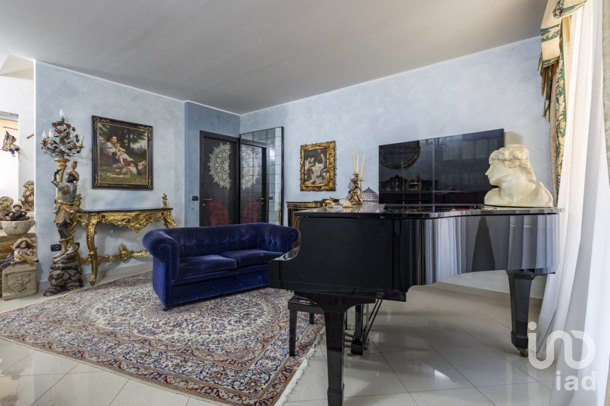 House 7 rooms of 183 m² in Offagna (60020)