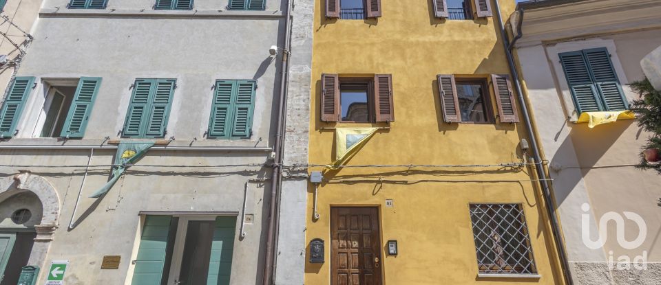 House 7 rooms of 183 m² in Offagna (60020)