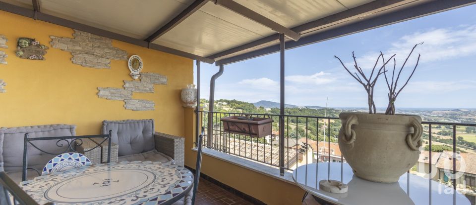 House 7 rooms of 183 m² in Offagna (60020)