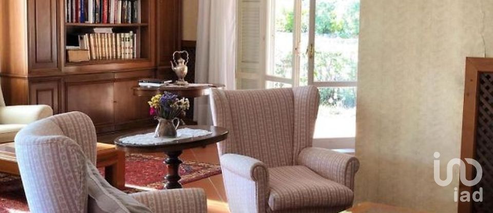 Casale 4 locali di 355 m² in Civitanova Marche (62012)